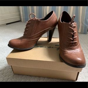 Vintage Style Brown Heeled Shoes